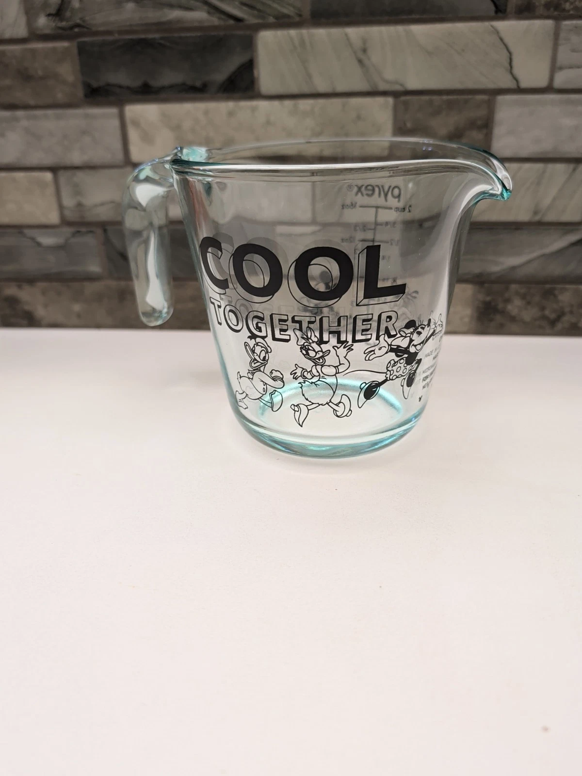 Pyrex Disney Mickey Mouse & Friends 2-Cup Glass Measuring Cup "Cool Together"