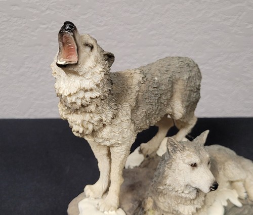 Resin Sammlerstück Wolf/Wölfe Skulptur/Figur Wolf heult/liegt im Schnee - Bild 5 von 10