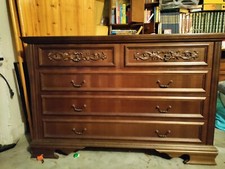 comò  classico  in legno con dettagli,  mobile antico, legno massiccio 