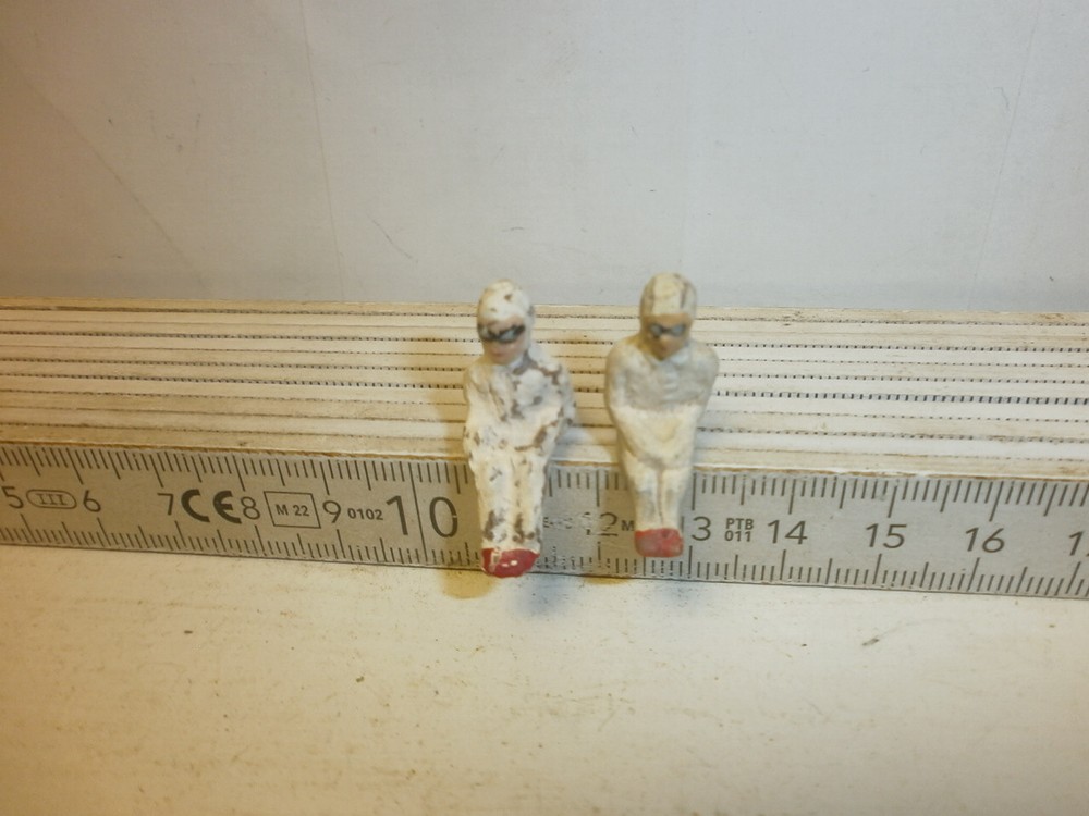 Set of 2 Märklin mass figures for old small cast iron race cars 2.8cm driver