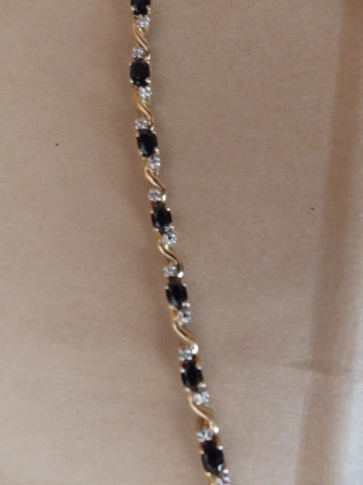 Brazalete de tenis de oro de 9 quilates con zafiros y diamantes Foto 4 de 4