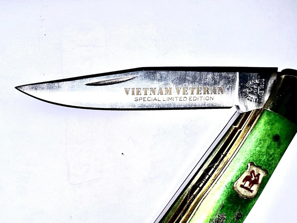 NAVAJA DE BOLSILLO PARA HONRAR A VETERANOS de Vietnam inscrita en sus 2 hojas y la MADERA VERDE Foto 3 de 4