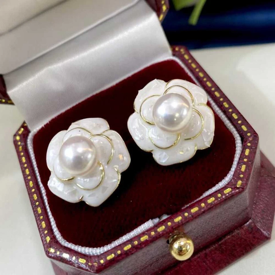 Pendientes de flores esmaltadas de 18 quilates con incrustaciones de perlas blancas de agua dulce adolescentes unisex dorado Foto 4 de 4