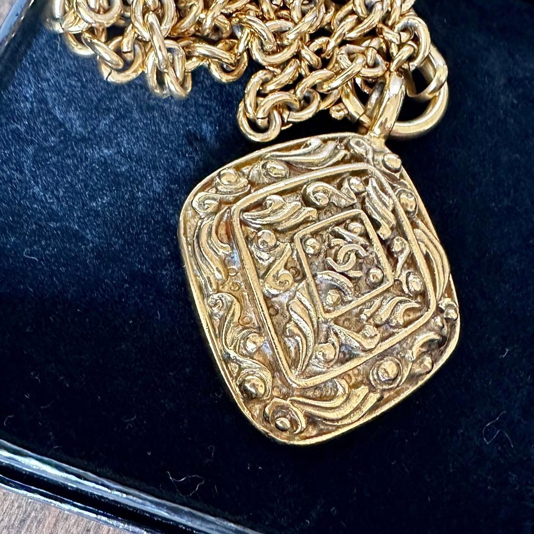 Chanel Gold Plated Necklace, Vintage, Made in France, Box Included thumbnail 3