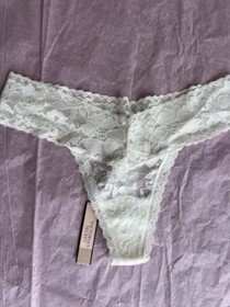 Victoria&rsquo;s Secret Dream Angels Cream/Ivory Lace Bra & Thong Set - 32DDD/Small