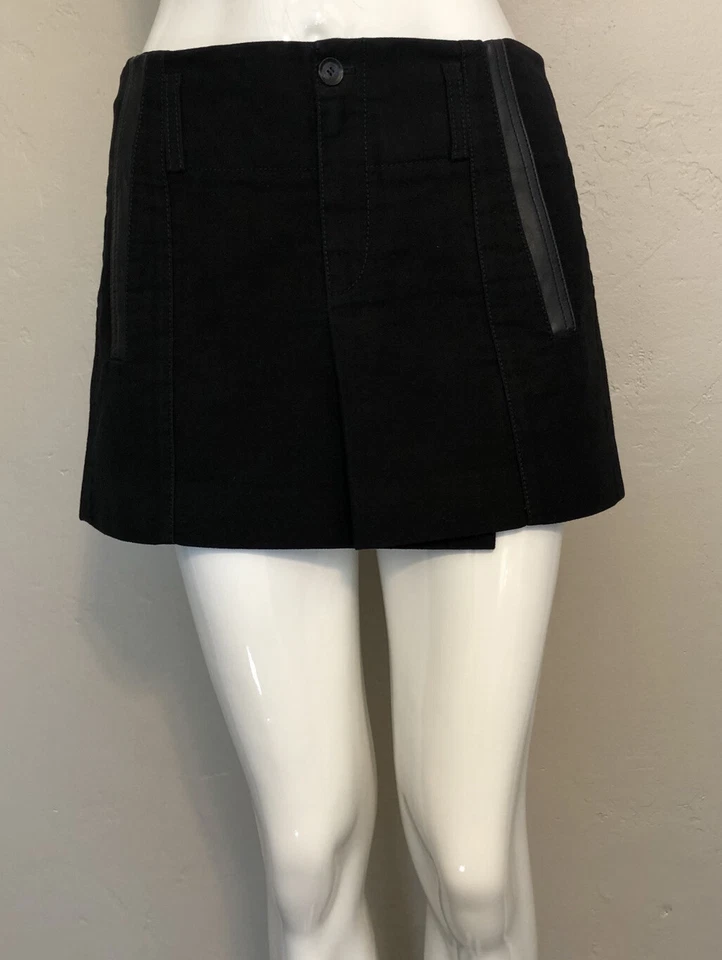 Minifalda Gucci Negra Línea A con Borde de Cuero - Talla 40