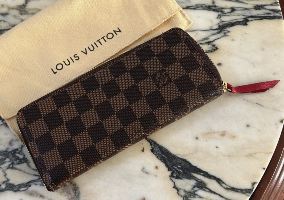 AUTÉNTICA CARTERA LOUIS VUITTON Clemence en color cereza Damier Level Foto 2 de 4