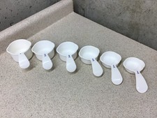 Tupperware Set of 6 White Curved Handled Measuring Cup Complete 1/3 thru 1 Cup