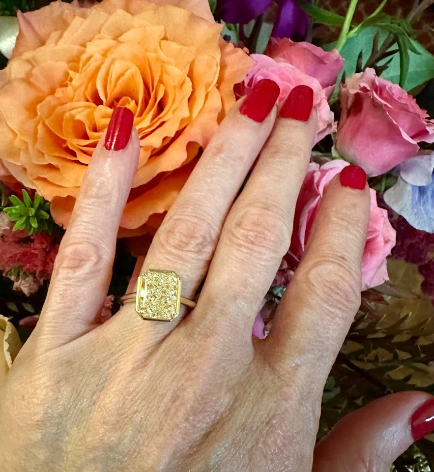 Anillo de diamantes radiantes U-T VV S2 de oro amarillo de 18 k con certificación GIA 4,04 Foto 3 de 4