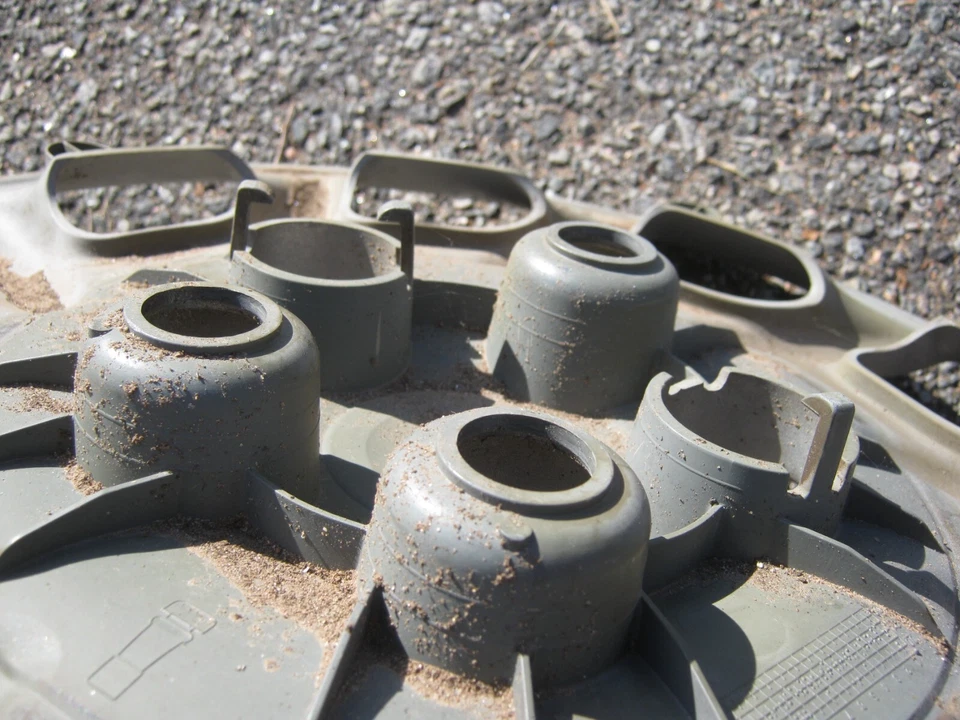 Un Chrysler Voyager 2001 2002 genuino 15 pulgadas perno en tapacubos rayado Foto 3 de 4