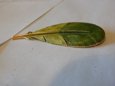 VTG JONETTE J J TWO TONE GREEN FEATHER ENAMEL PIN BROOCH