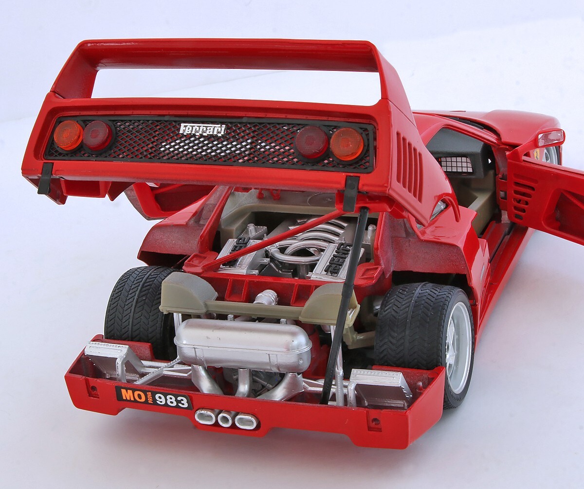 Bburago 1987 Ferrari F40 Hardtop (Red) 1:18 Diecast (Made in