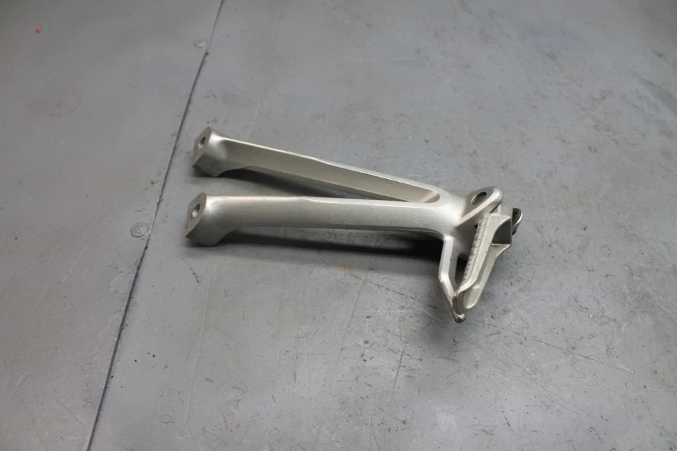 2007 SUZUKI GSXR750 CONJUNTO TRASEIRO DIREITO APOIO PARA OS PÉS DO PASSAGEIRO - Imagem 4 de 4