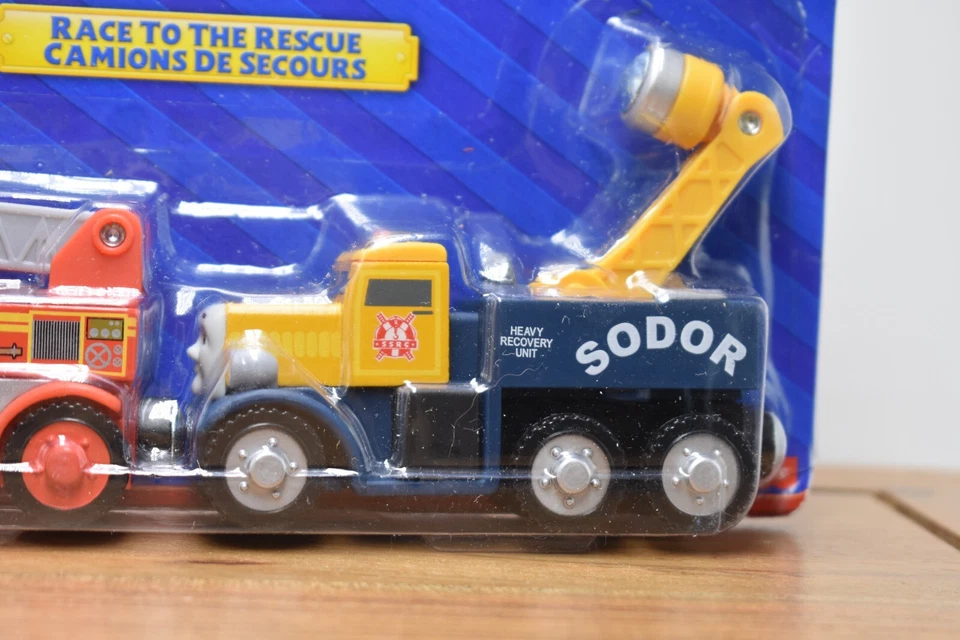 Camión de bomberos Flynn Race to the Rescue y ferrocarril de madera Butch Thomas & Friends Foto 3 de 4