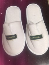 Unisex Hotel Steinplatz Niemcy / Fabrycznie nowe białe welurowe kapcie i torba do przechowywania