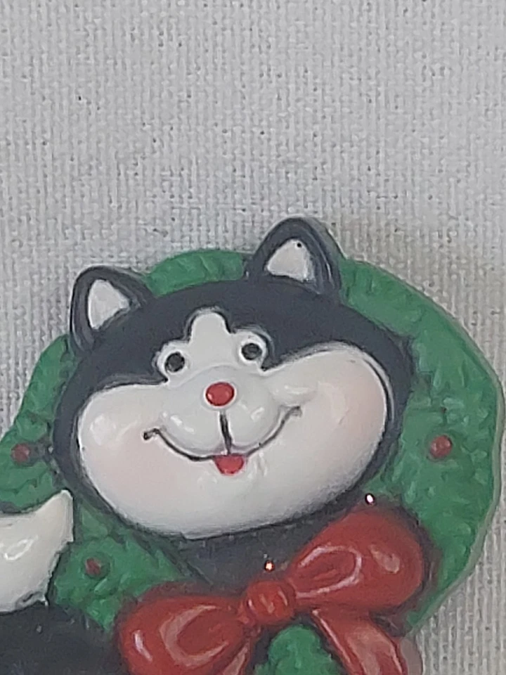Broche de colección RUSS CAT CORONA DE NAVIDAD PIN Esmoquin Negro Blanco Verde Rojo Foto 2 de 4