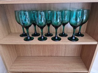 9 x Green wine glasses. Very good condition. H 18cm