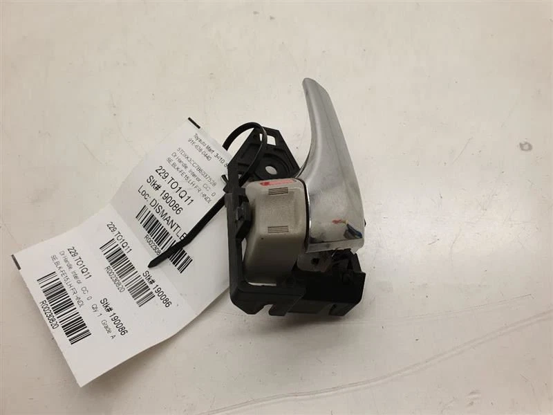 Toyota Sienna SE 2011 montaje de manija de puerta interior delantera lado del conductor  Foto 2 de 4