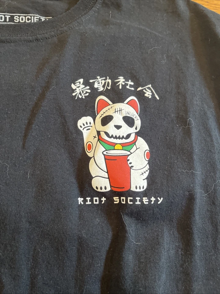 Camiseta Riot Society Para Hombre Grande Negra Maneki Neko Lucky Cat Manga Corta Foto 3 de 4