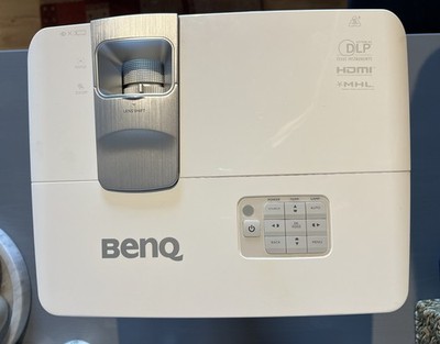 BenQ W1070+ Full HD 3D DLP Beamer 2200 ANSI | nur 968h | Vogel s Deckenhalterung