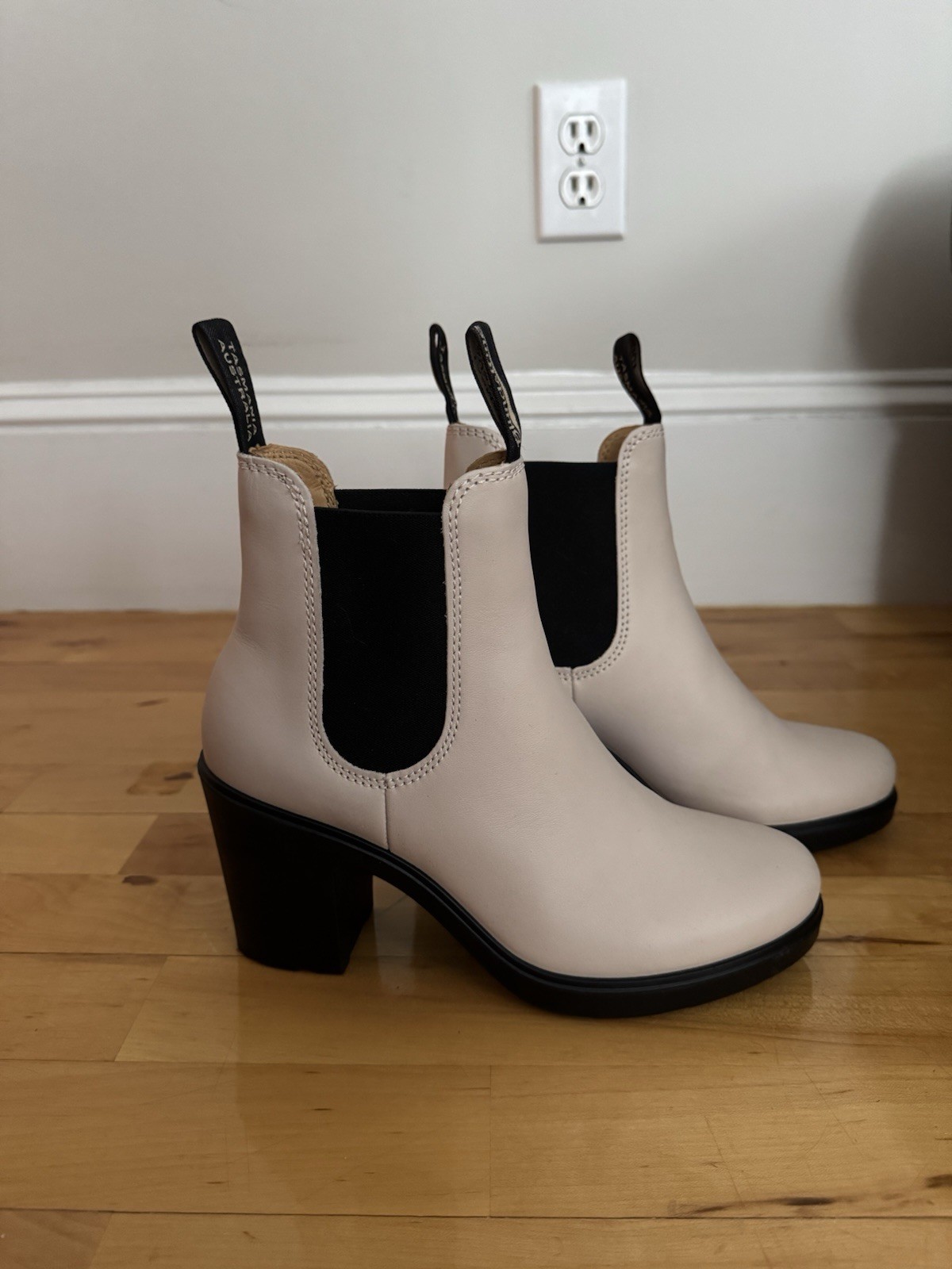 Blundstone BL2160 Women's Size 7.5 Leather Heeled Chelsea Boots in Beige