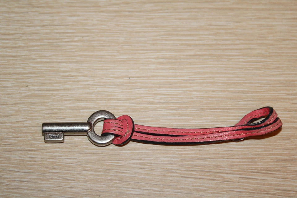 Berloque de substituição de chave redonda FOSSIL couro rosa tom prata metal grosso - Imagem 2 de 4