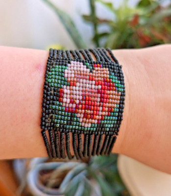 Perlen geflochtenes Armband mit Rosenmuster
