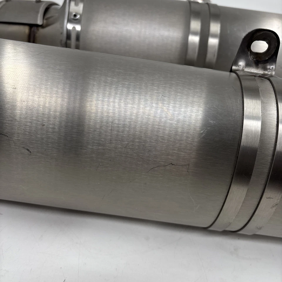 Par de escape estándar Aprilia RSV 1000r ZD41016 buen estado Foto 3 de 4