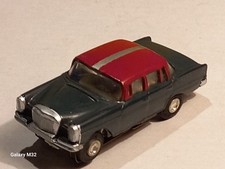 1140 Faller AMS  Mercedes Benz 220 bunt lackiert. Das Modell ist 	bespielt