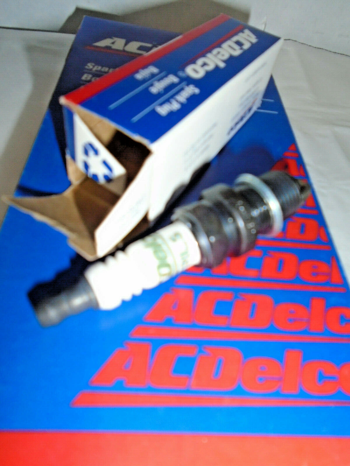 AC/DELCO SPARK PLUGS BRAND NEW / 8 PIECES FR1LS