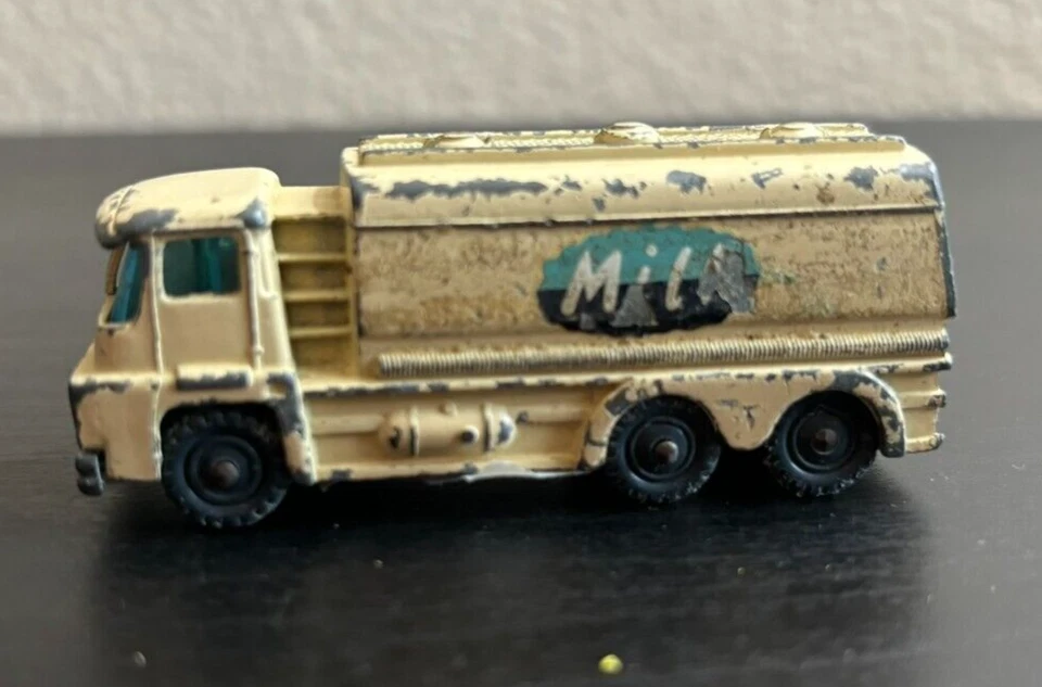 Camión cisterna de leche Husky Models vintage hecho en Gran Bretaña Foto 2 de 4