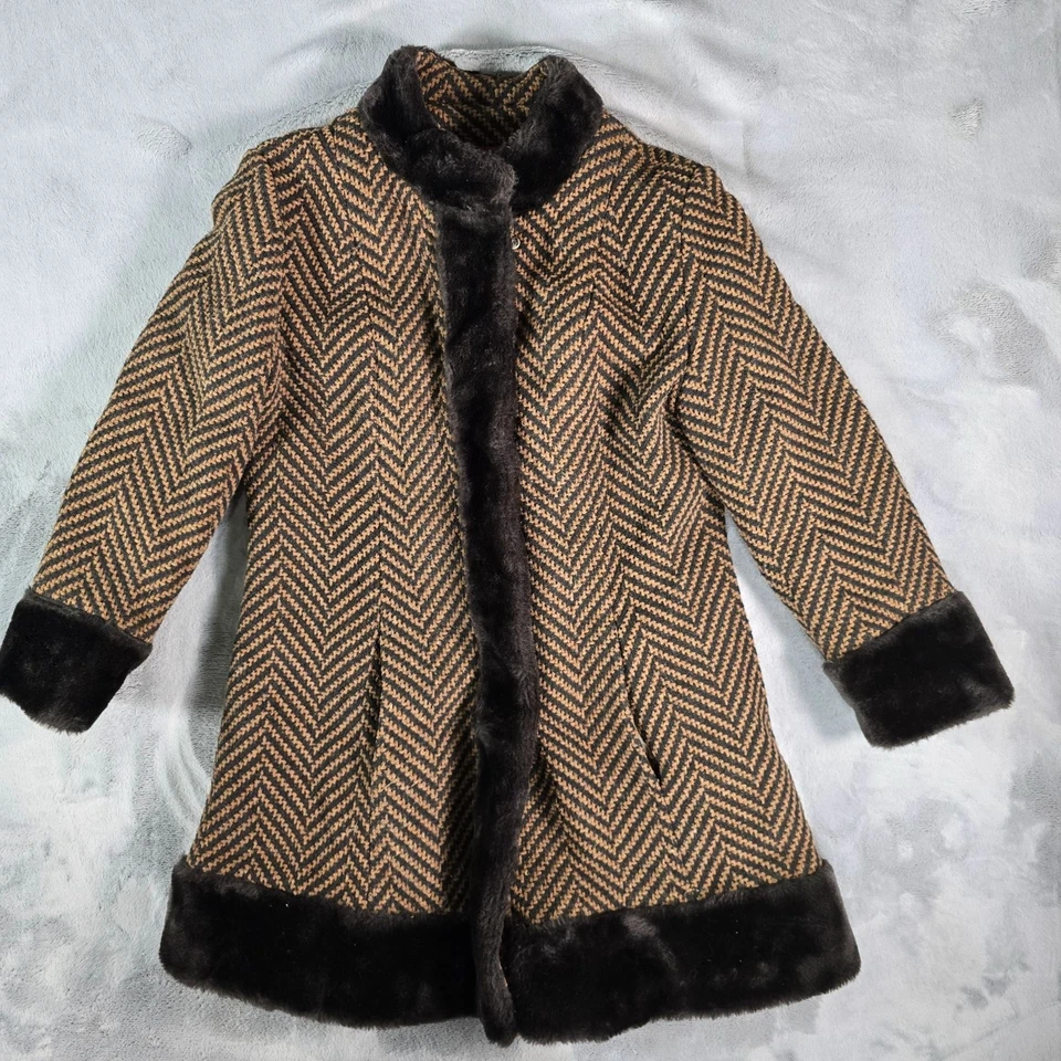 Vintage 1960s Unbranded Women's Chevron Tweed Fit & Flare Faux Fur Trim Coat (S) - Image 3 of 4