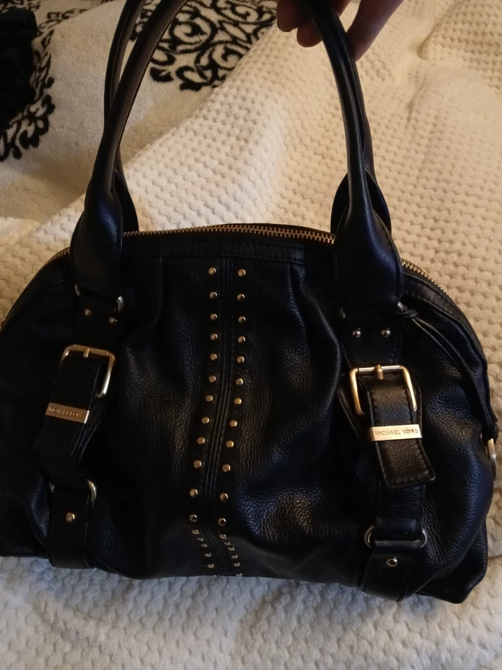 Bolso de Mano Michael Kors Cuero Negro Cartera Acentos Dorados Tachonado Cierre de Cremallera Foto 2 de 4