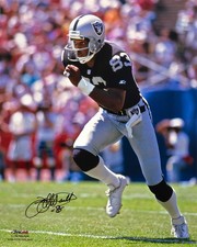 Willie Gault Signed Raiders Black Jersey Action 16x20 Photo - (SCHWARTZ COA)