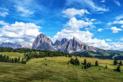 Wandbild: Blick auf die Seiser Alm oder die Seiser Alm mit den [...]