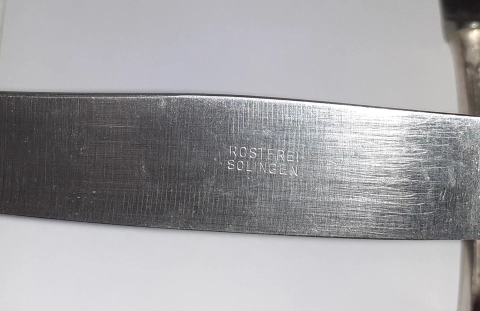 SIX ANCIENS COUTEAUX A DESSERT MANCHE METAL ARGENTE FOURRE ROSTFREI SOLINGEN - Photo 4/4