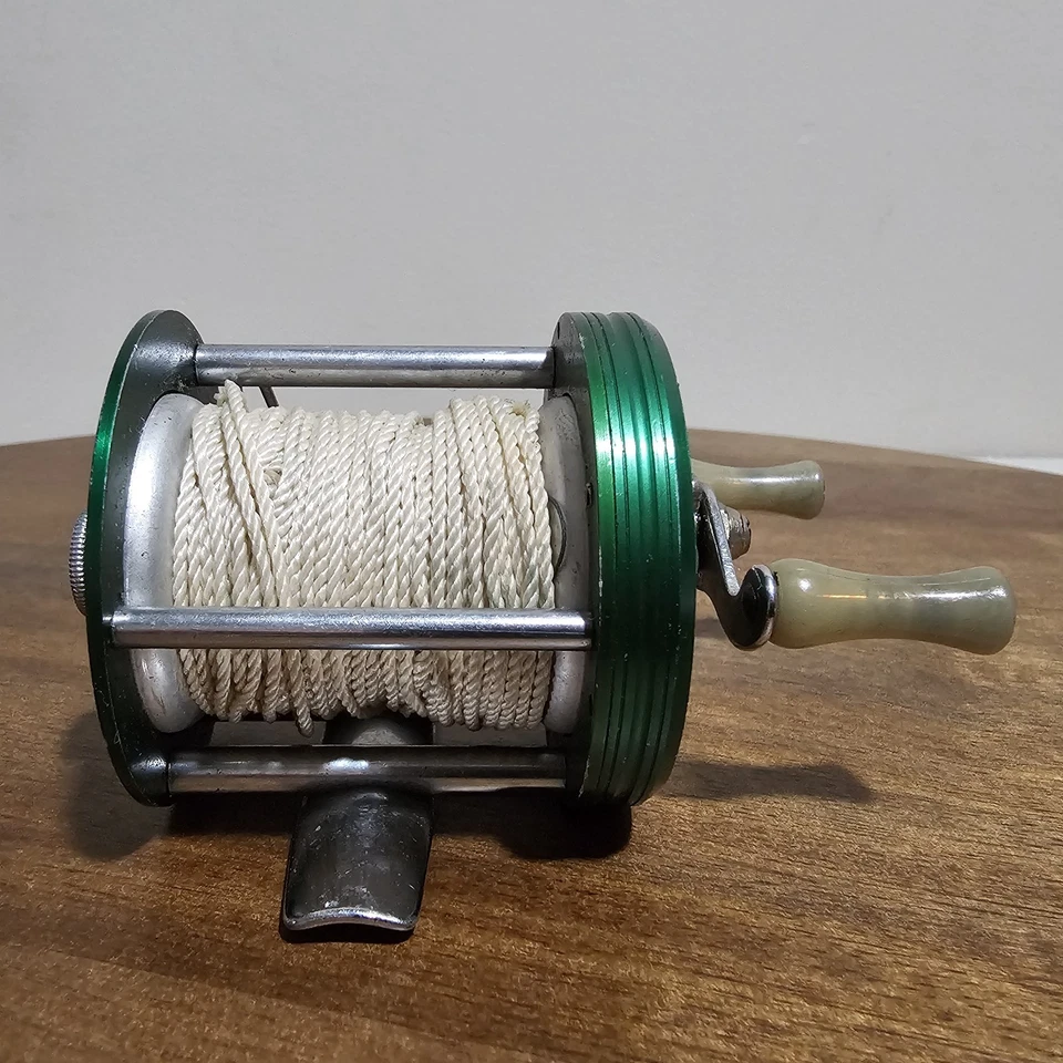 Avispón verde Bronson vintage n.º Lote de carretes de fundición de cebo 2200 #0027 Foto 4 de 4