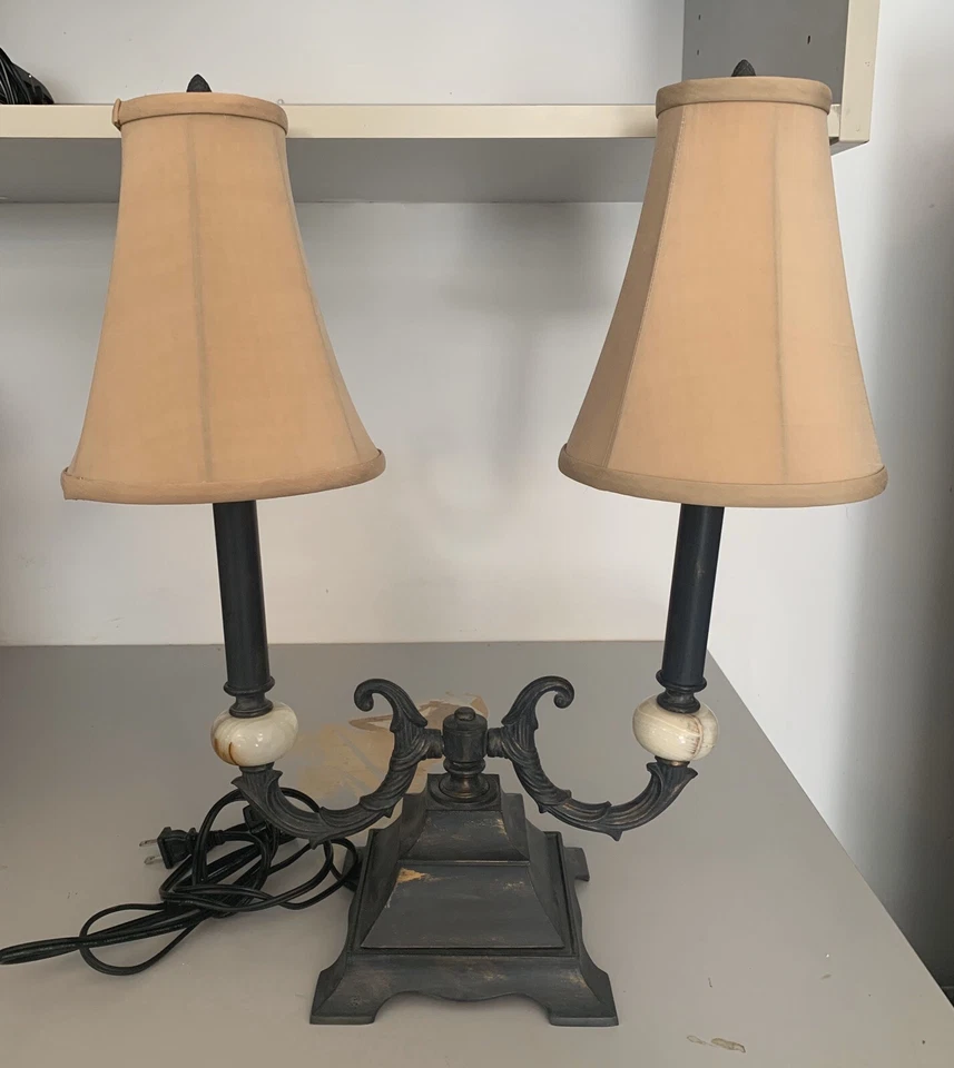 Currey and Company - 6353 - Lámpara de mesa candelabro de dos brazos - latón antiguo bronce Foto 2 de 4