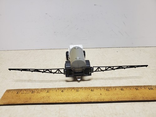 Toy Ertl International Liquid Fertilizer Sprayer Boom Truck, 1/64 - Picture 4 of 6