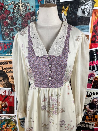Vestido De Colección Años 70 Marfil Púrpura Floral Encaje Perla Manga Larga Cinturón Estilo Gunne Sax - Imagen 2 de 16