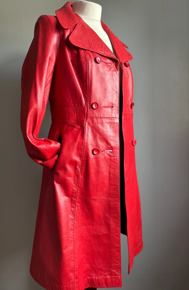 VINTAGE Abrigo de cuero rojo gabardina 6 8 largo suave militar solapa ancha punk Foto 3 de 4