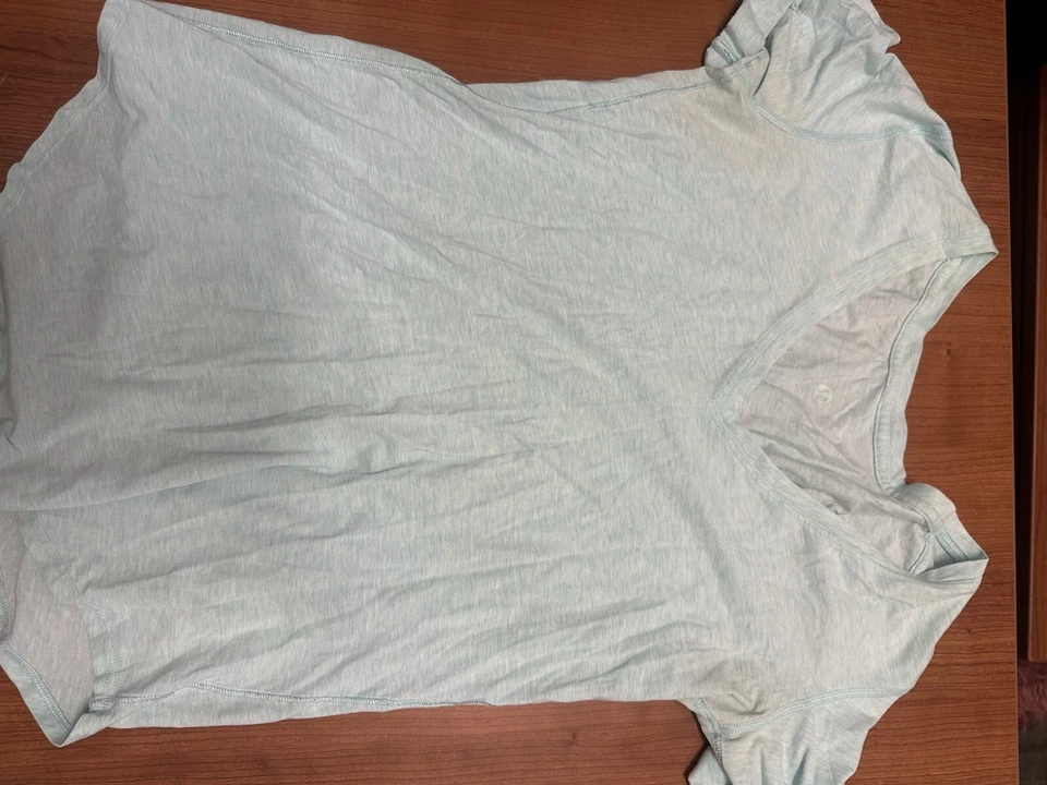 Paquete de dos camisas y banda para el cabello Lululemon, usadas-buenas Foto 2 de 4