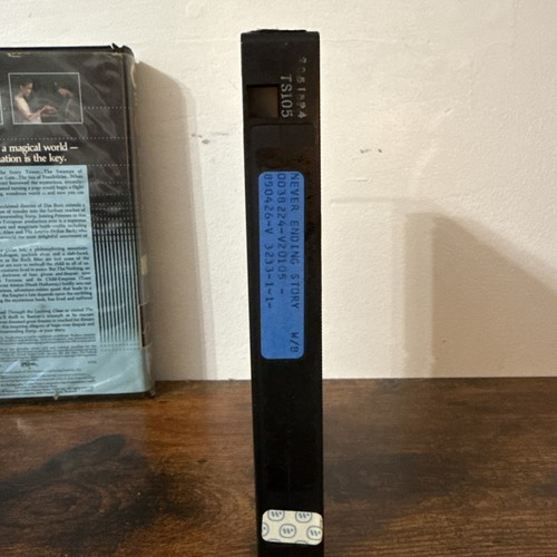 The Neverending Story (VHS, 1993) HTF Warner Black Clamshell Former Rental - Foto 12 di 16