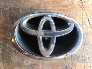 2001 2002 TOYOTA COROLLA FRONT GRILL EMBLEM LOGO CHROME | eBay