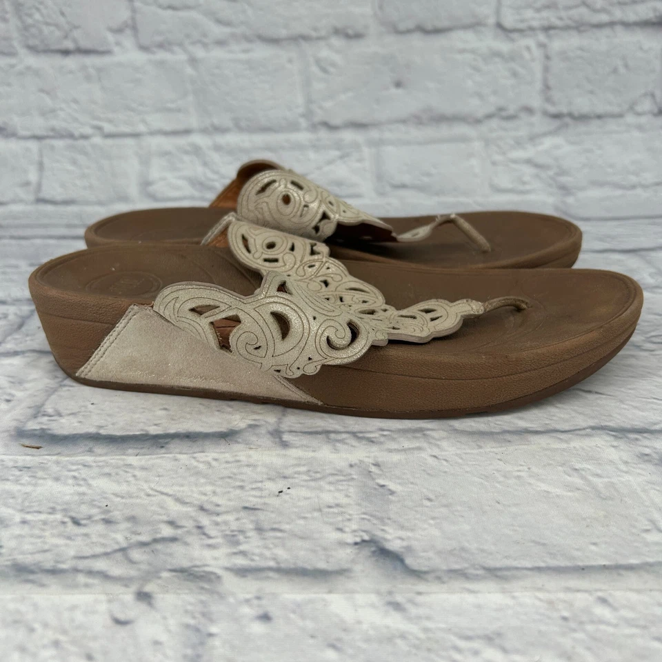 Sandalia de cuña FitFlop Bumble para mujer talla 9 cómoda para caminar cuero diseño de encaje toboganes Foto 3 de 4