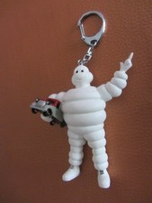 Bibendum Michelin portant un