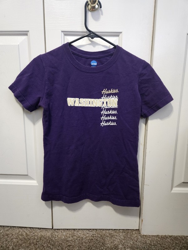 University Of Washington Huskies Tshirt Small Purple Football UW Seattle