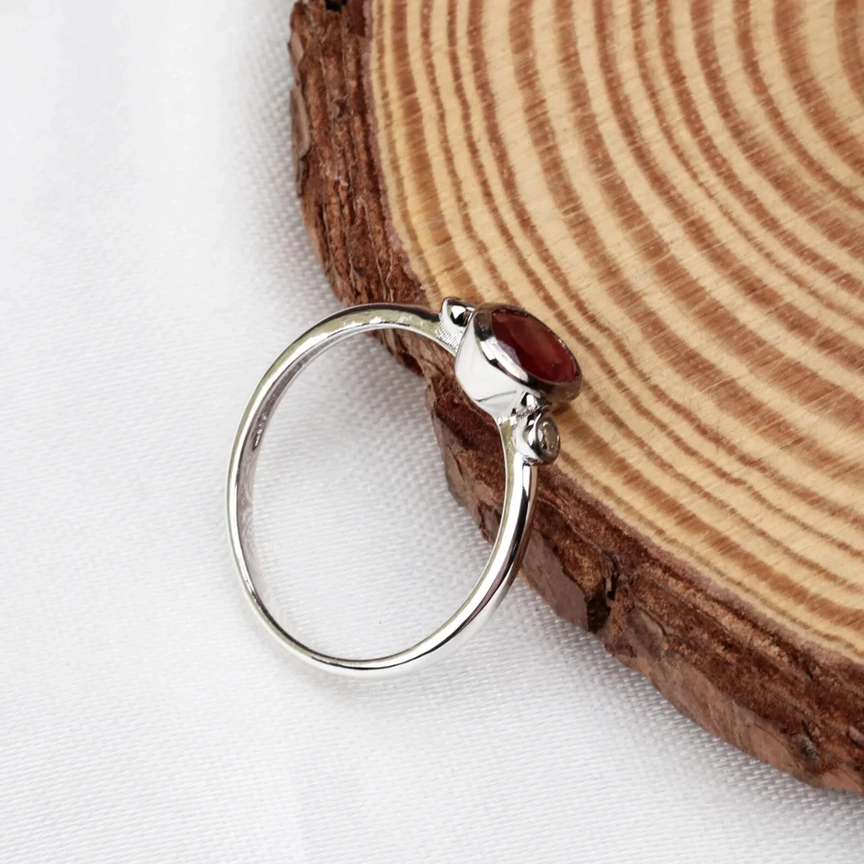 Elegante anillo de tres piedras de moissanita blanca y rubí simulado en platino macizo 950 Foto 3 de 4