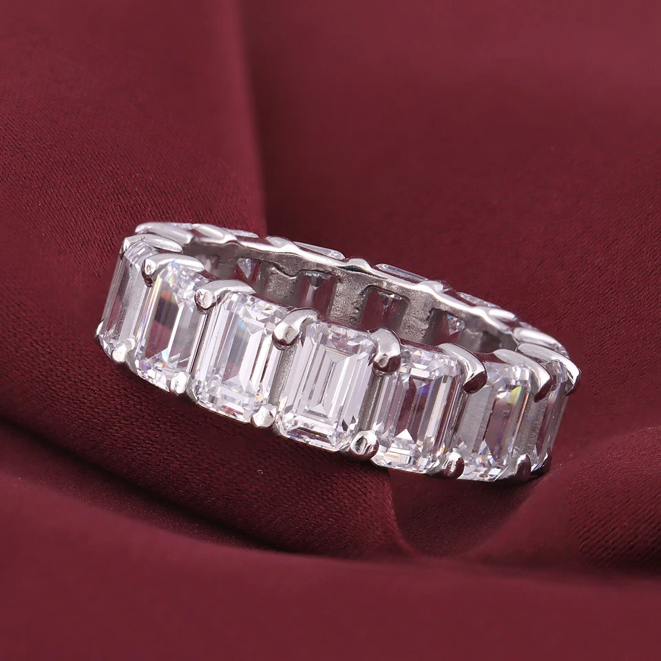 Alianza de boda de eternidad completa de circonitas cúbicas esmeralda de 30 quilates de plata de ley 925 Foto 2 de 4