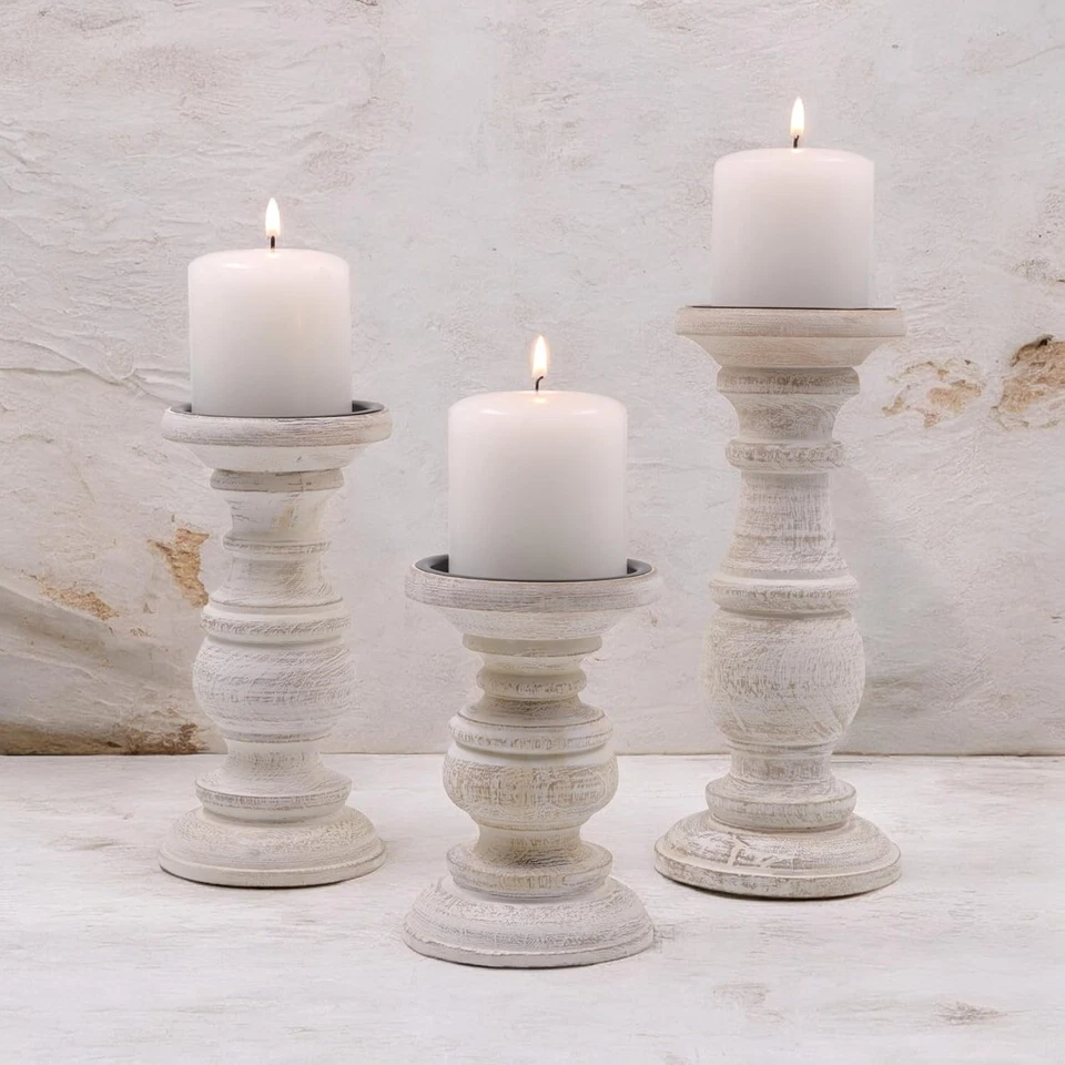 Juego de 3 candelabros de pilar de madera encalada Hosley - 10”, lavado blanco Foto 2 de 4